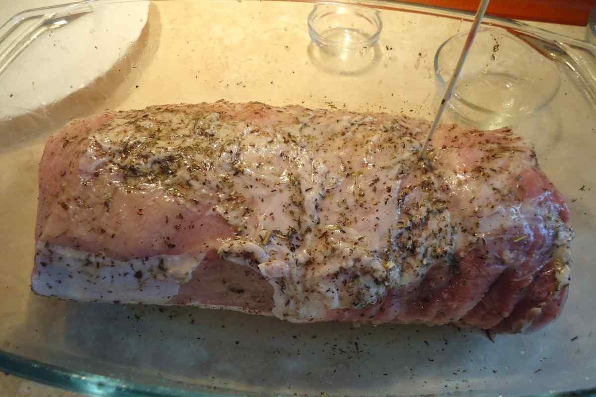 Як запекти свинину в духовці одним шматком
